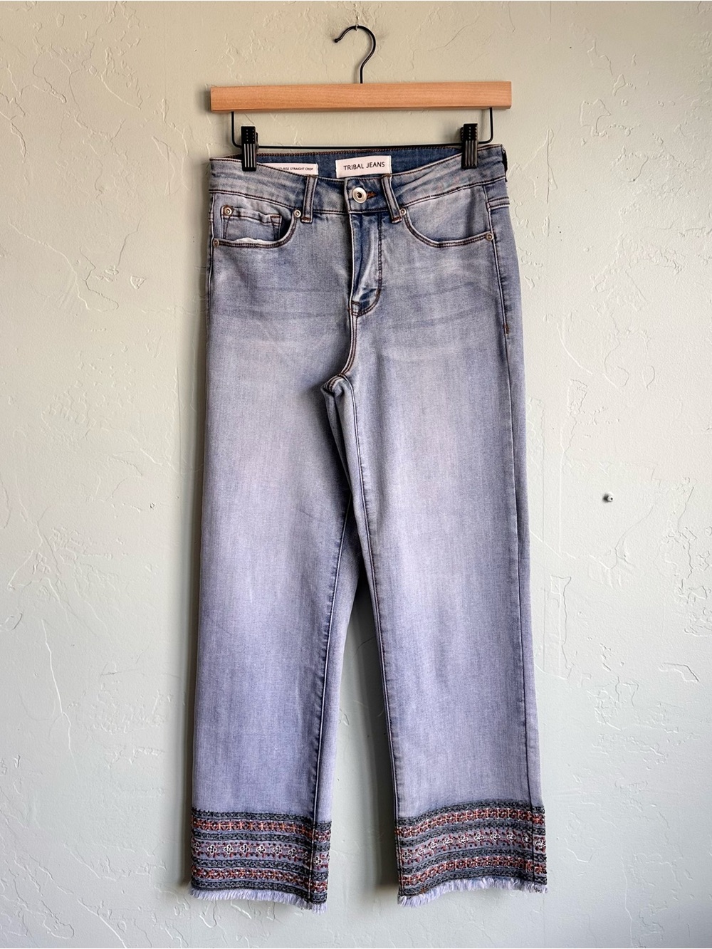 Tribal Audrey Mid Rise Straight Crop Light Wash Jeans Embroidered Trim Size 2